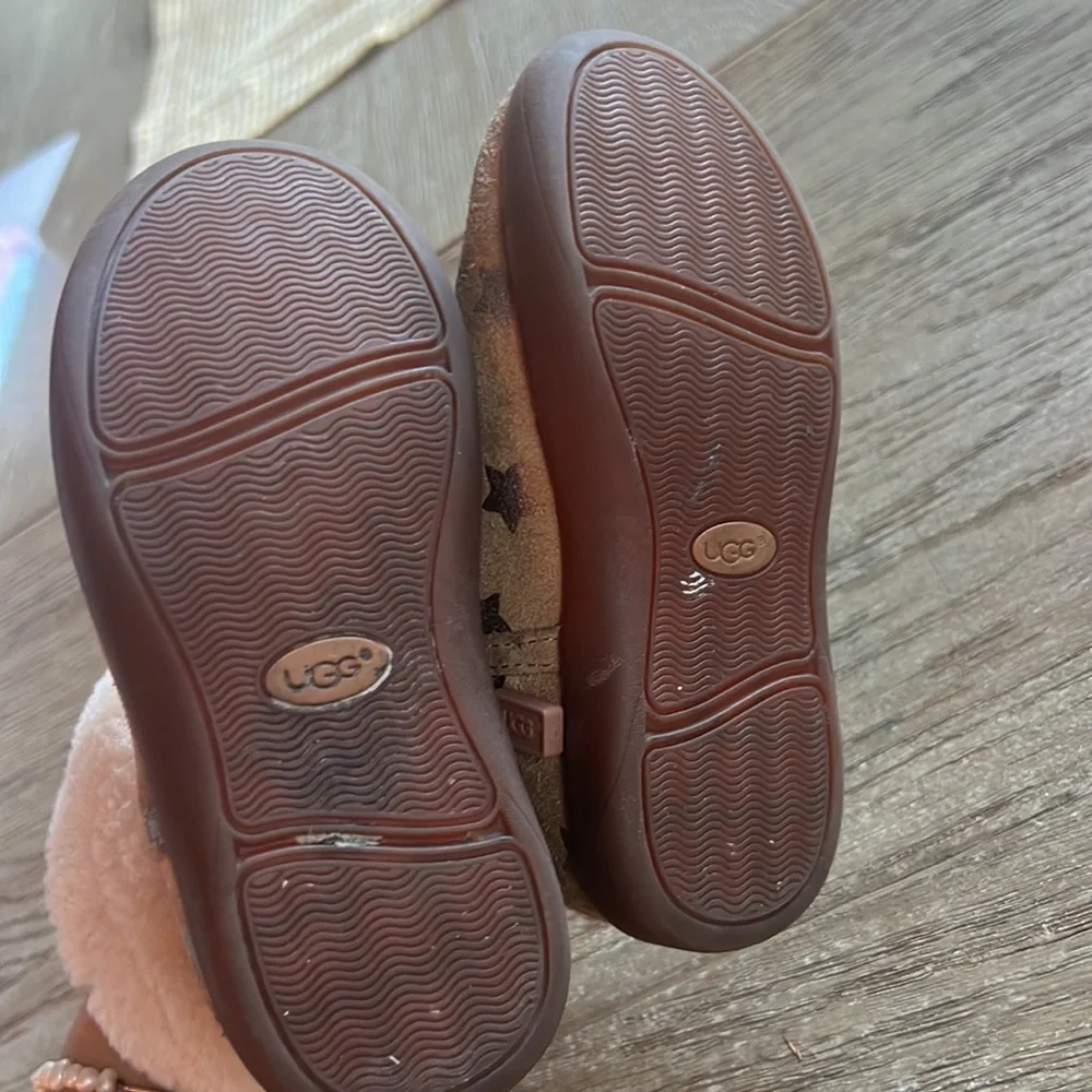Kids Ugg star tan boots size 8 T